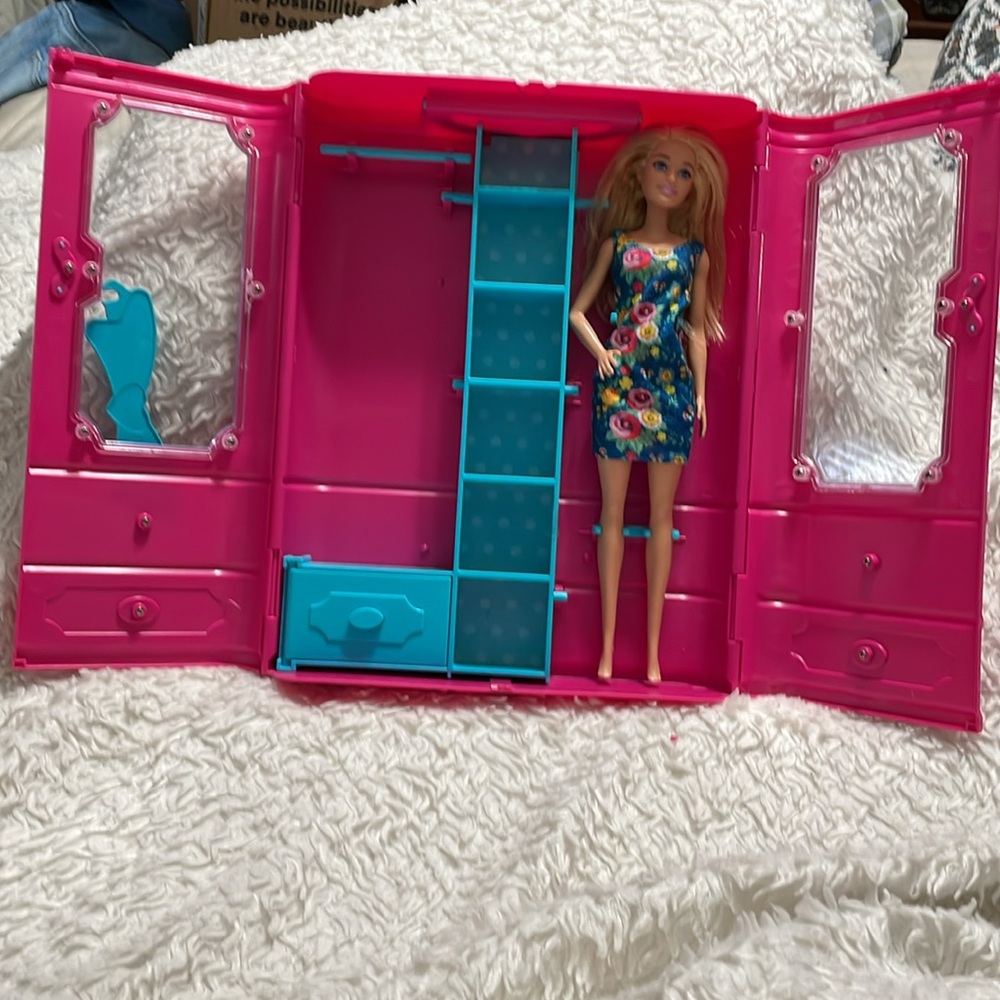 Barbie Fashion Doll Closet 
for Dolls Hot Pink Travel case
American Plastic